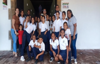 Hoy estudiantes de la Escuela Ambrosio Plaza visitaron la Exposicion Cultural India que fue inaugurada ayer en La Guaira. La exposicion permanecera abierta hasta el 26 de mayo.